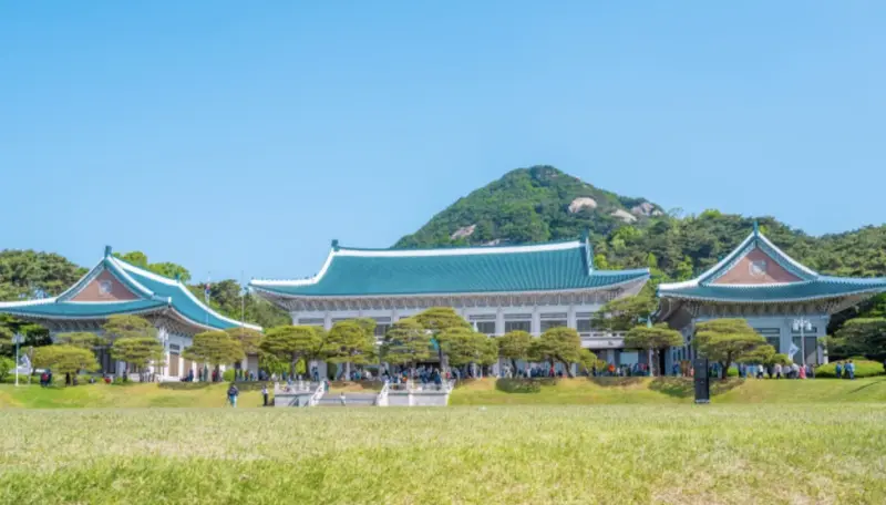 낮 시간대 청와대 본관과 북악산 전경, 일반인 개방 후 관람객이 모인 모습