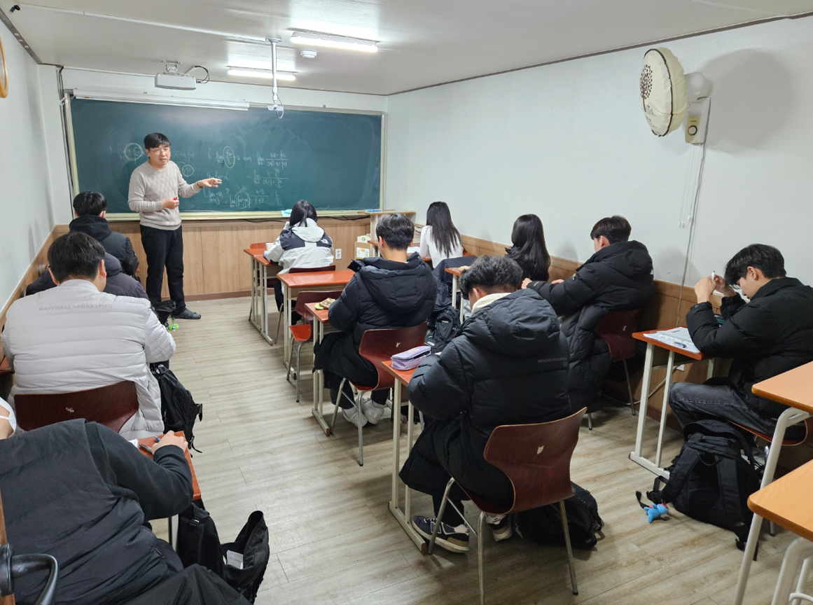 학원 수업으로 수학 공부하는 사진