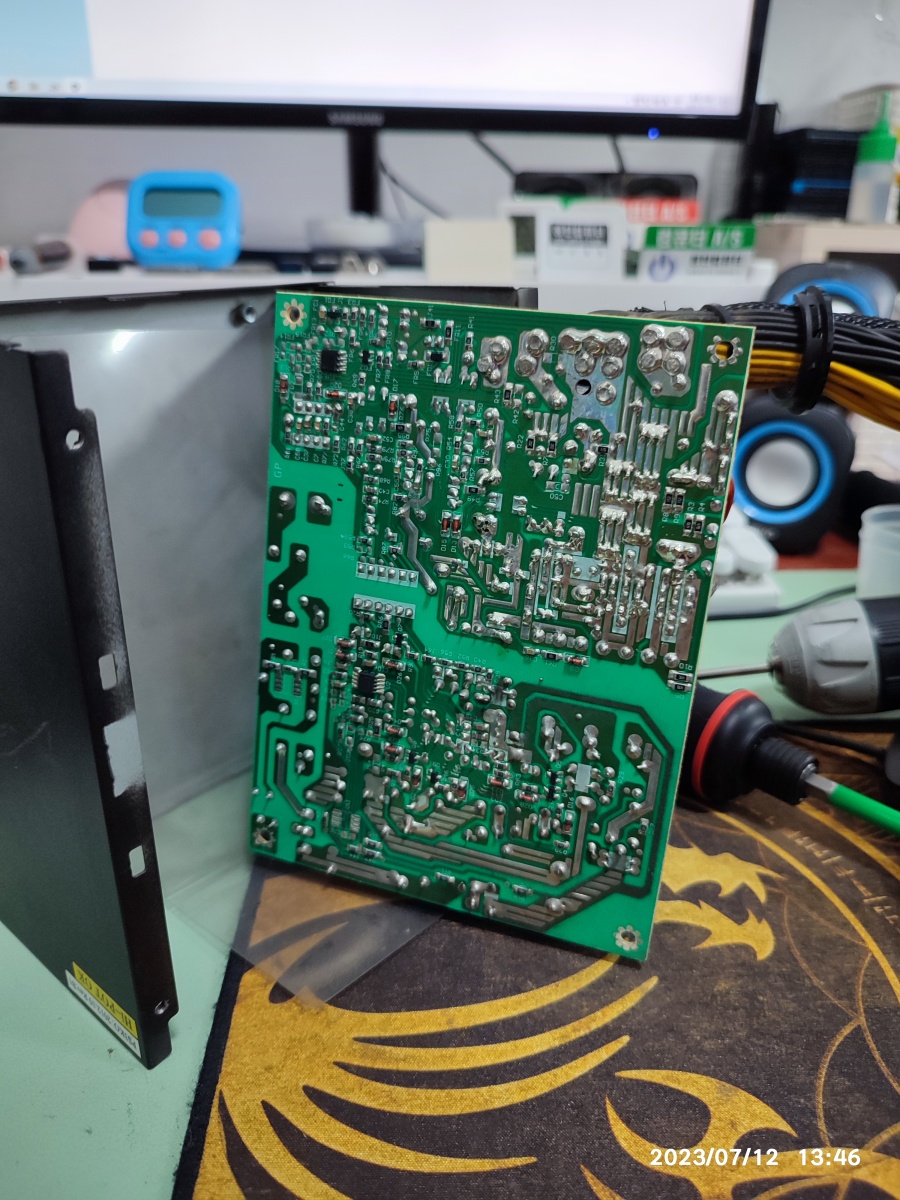기판의 납땜도 굉장히 잘 된 상태입니다.