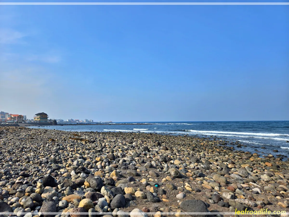 제주-알작지-해변-몽돌이-깔려있는-바닷가