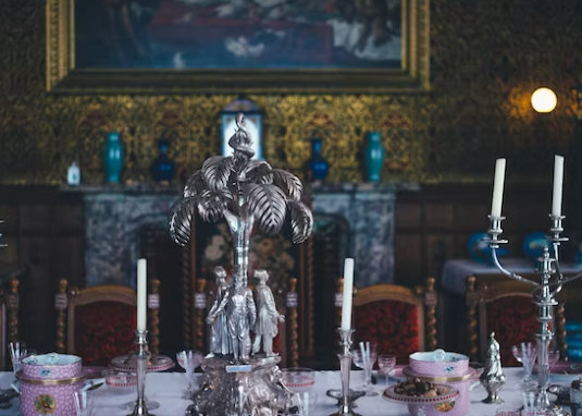 상속으로-물려받은-골동품과-그림들이-전시되어-있다