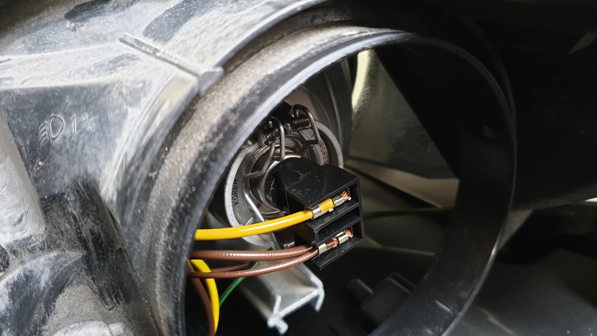 헤드라이트 전원 잭 연결 모습