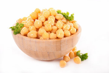 병아리콩 효능을 보기 전에 병아리콩은 7,500년 전부터 중동에서 재배된 것으로 추정되며, 인류 역사상 최초로 재배된 콩과 식물로 알려져 있습니다. 또한 미국 타임지에서 선정한 세계 10대 건강식품으로 알려져 있습니다.