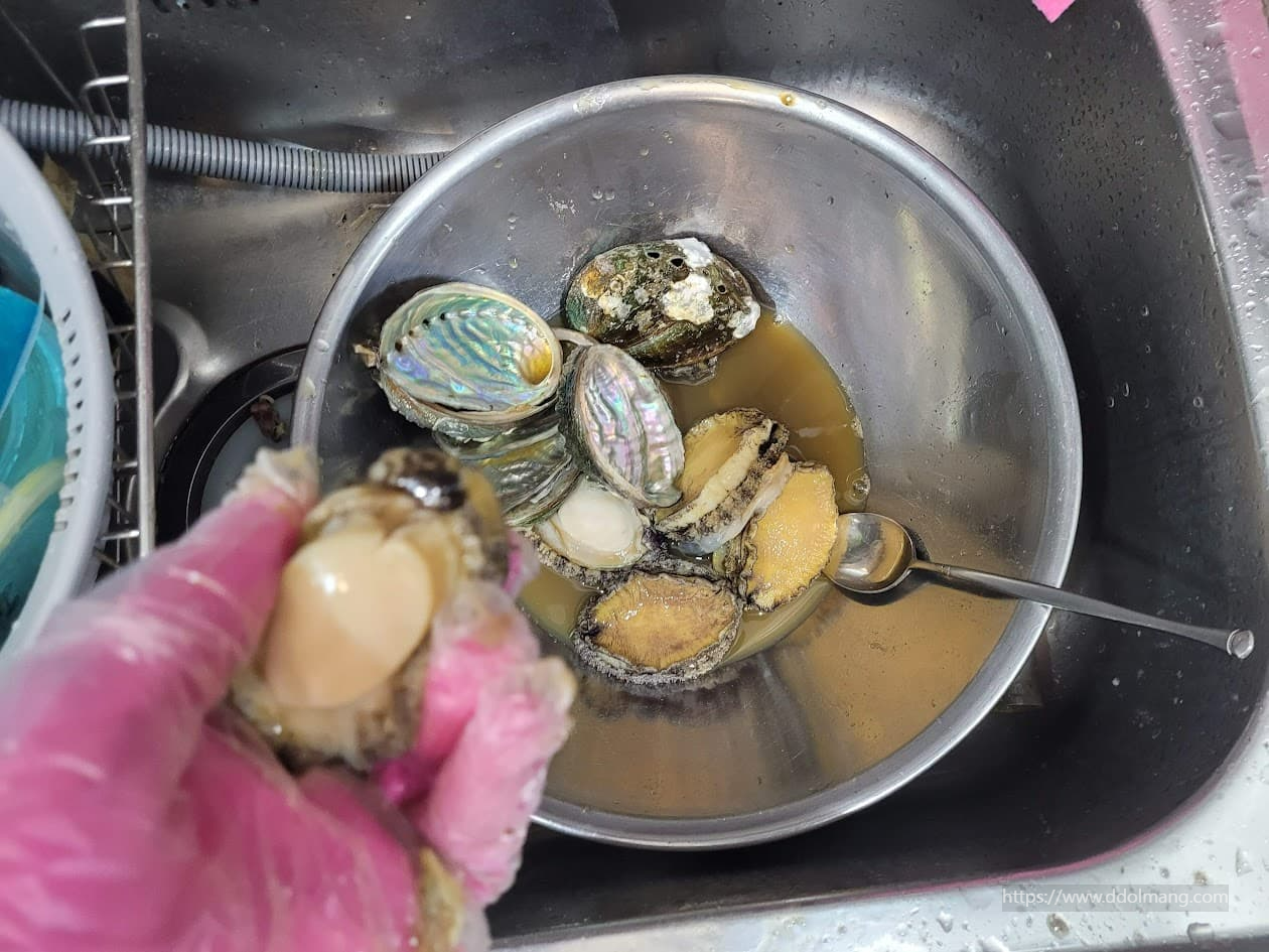 숟가락으로 데친 전복 분리