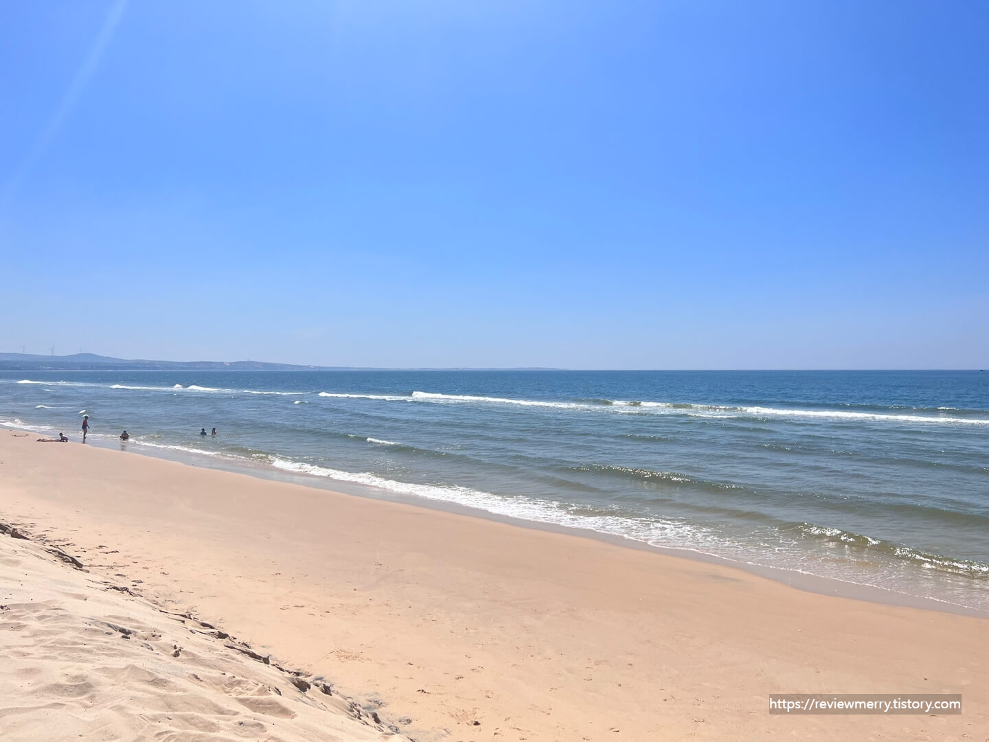 수영장 앞 해변
