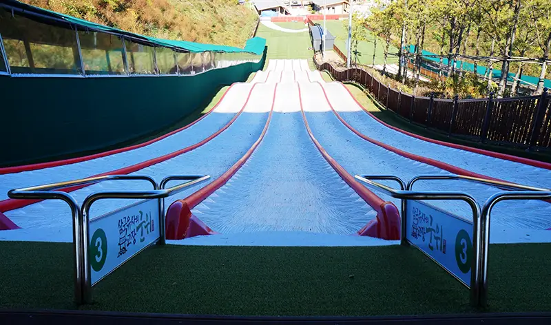 쭉 뻗은 슬라이드장 모습