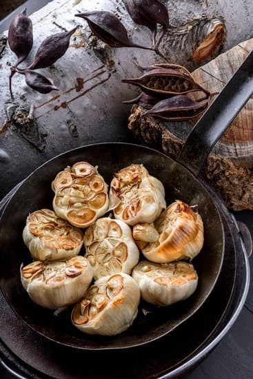 구운 마늘과 생마늘