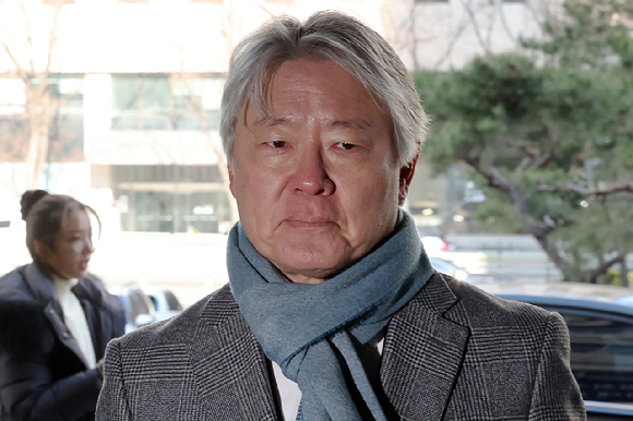 전공의 집단사직에 관여했다는 혐의를 받는 노환규 전 대한의사협회장이 지난 9일 오전 서울 마포구 서울경찰청 광역수사단에 출석하고 있다. [사진=뉴시스]