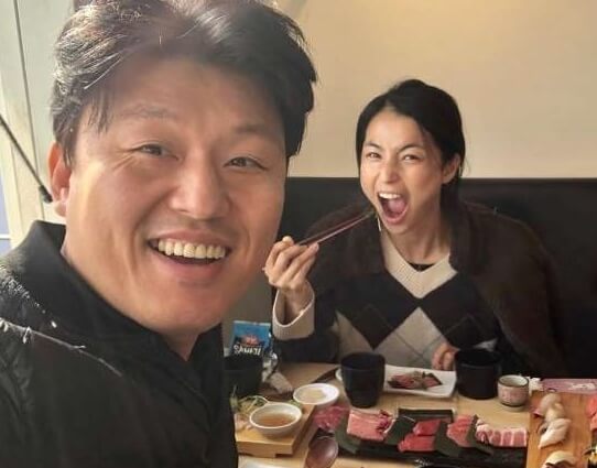 음식을먹고있는여성-미소짓고있는남성의모습