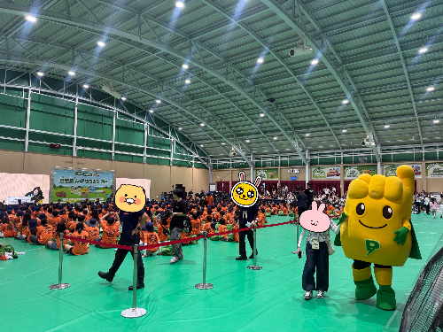 제2회 프로미 119 안전리더 캠프에 참가한 학생들이 체육관에 모여서 입교식을 하고 있는 모습