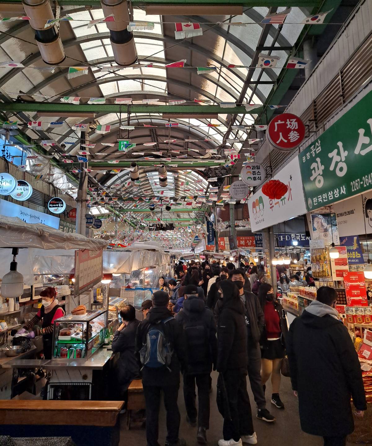 광장시장으로 들어서다