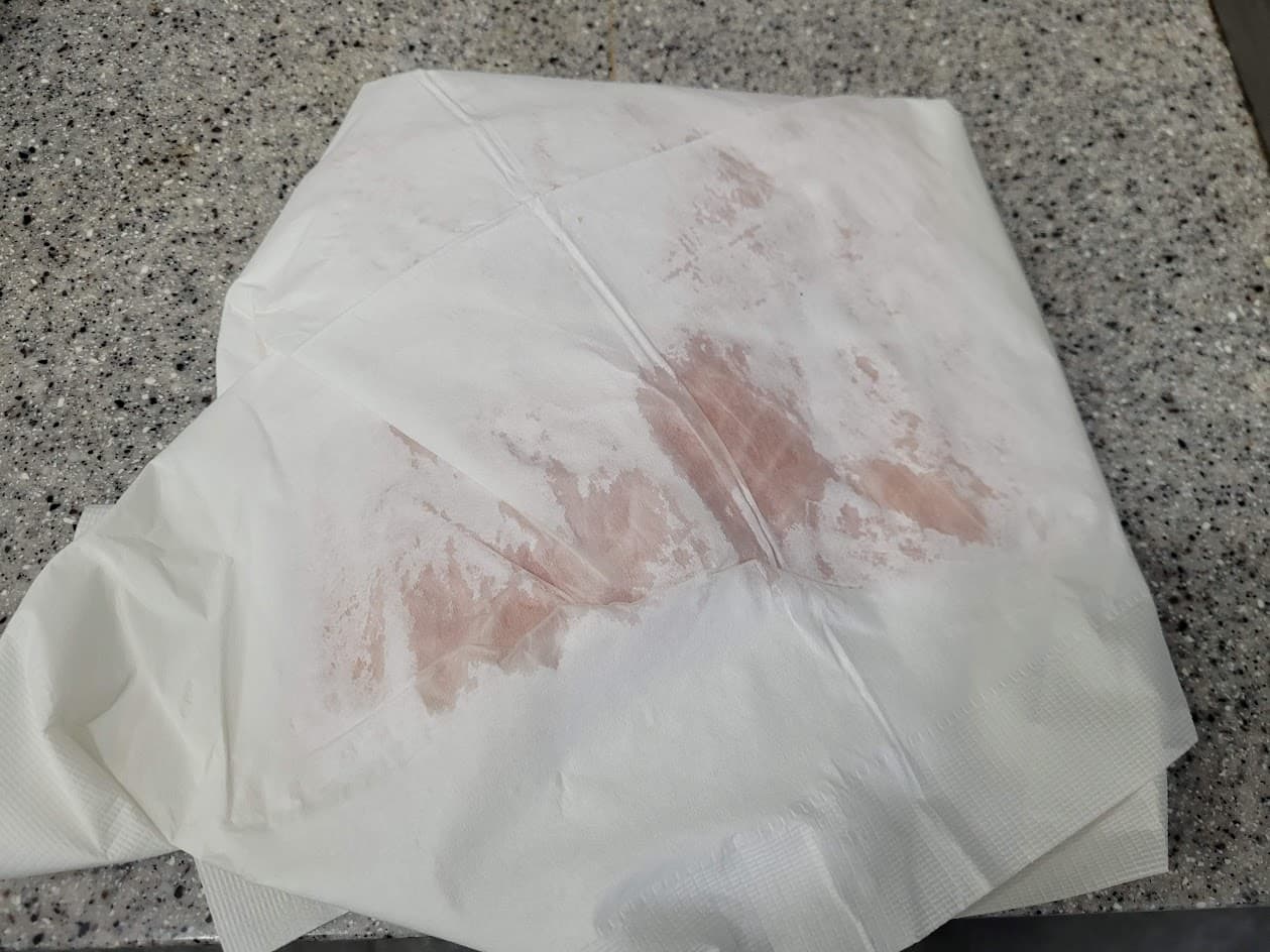 해동지 로 감싸서 수분을 제거 중인 생연어 회