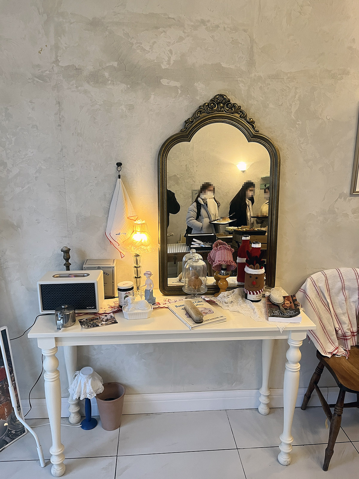 남포동 아치 베이커리 내부