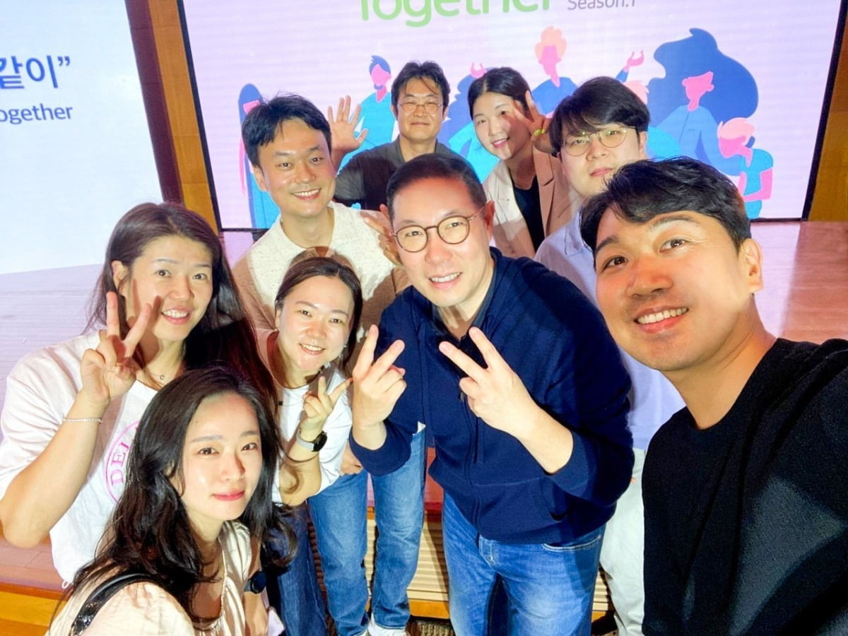 조현상 HS효성 부회장이 2024년 6월 27일 서울 공덕동 HS효성 본사 대강당에서 열린 타운홀 미팅에서 직원들과 기념사진을 찍고 있다.