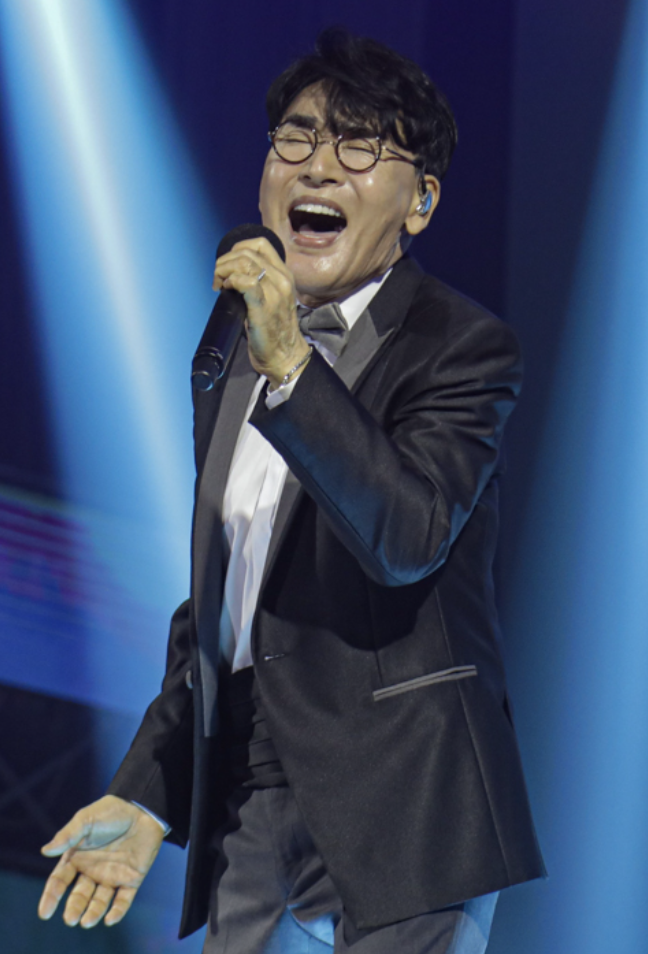 가수 조항조 공연 무대 장면