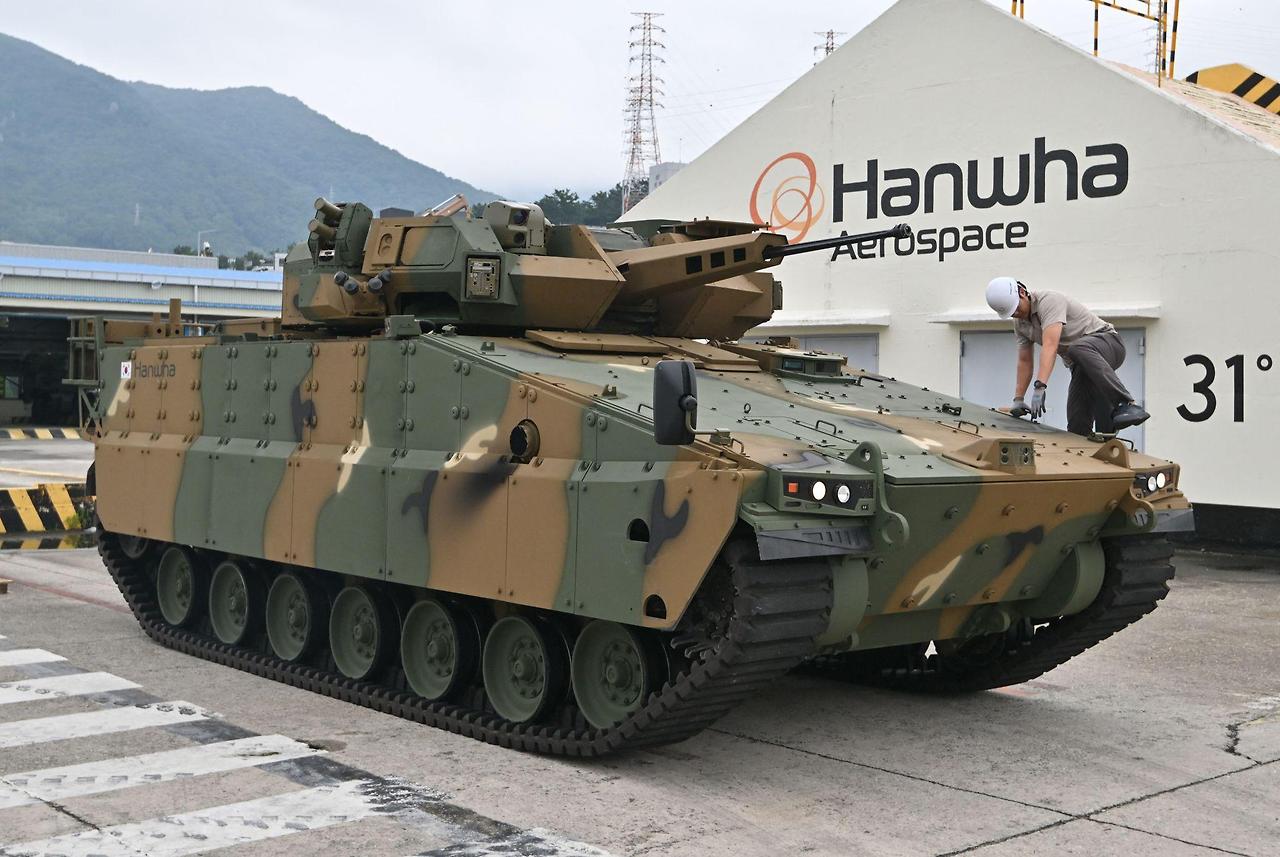 한화에어로스페이스 공장에서 장갑차를 점검하는 모습