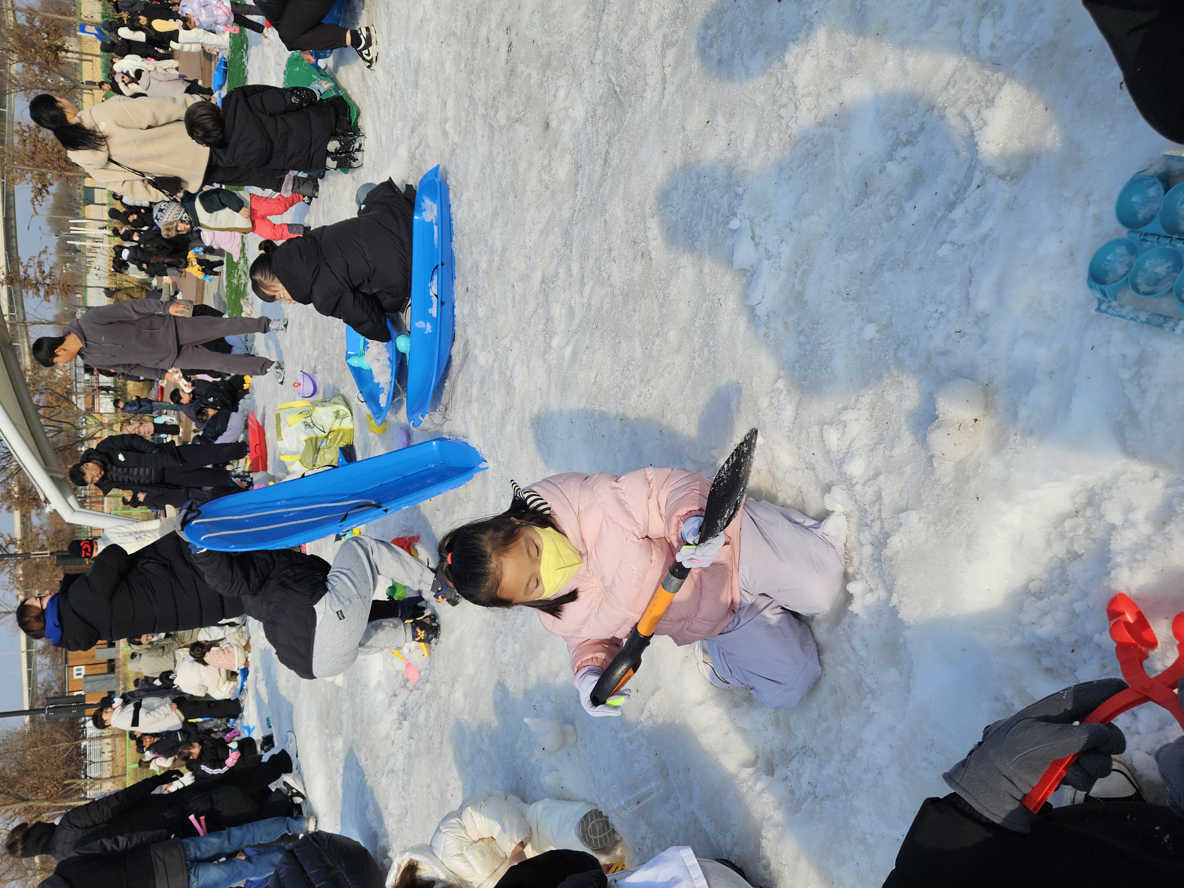 구미 낙동강 눈 썰매장에서 장난감 삽으로 눈 성을 쌓으며 겨울 놀이를 즐기는 아이 모습