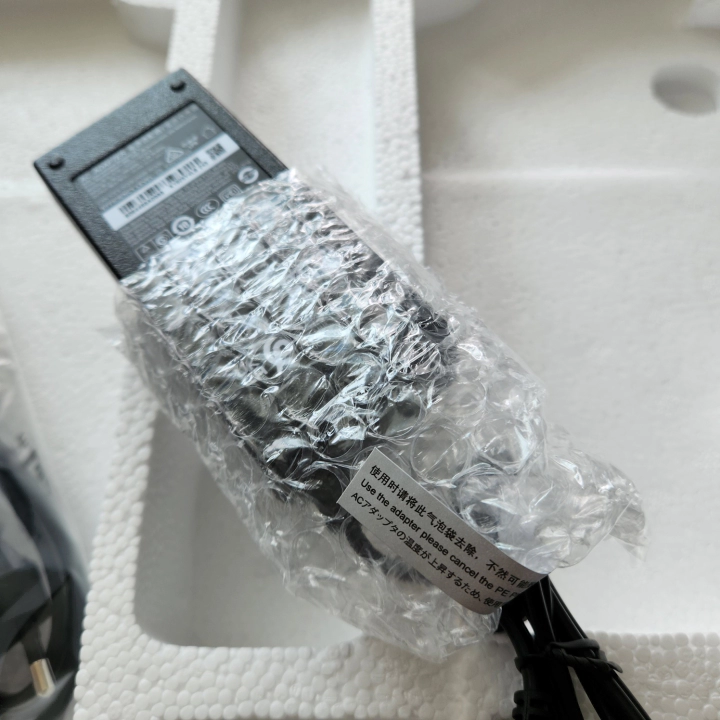 알파스캔 27인치 AOC 모니터 패키지. 전원 어댑터