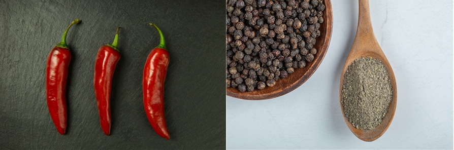 바닥에 빨갛게 잘 익은 고추 3개를 놓은 사진과 나무 그릇에 후추열매를 가득 감아두고 그 옆에는 나무숟가락에 후추를 가루내에 가득 담은 사진