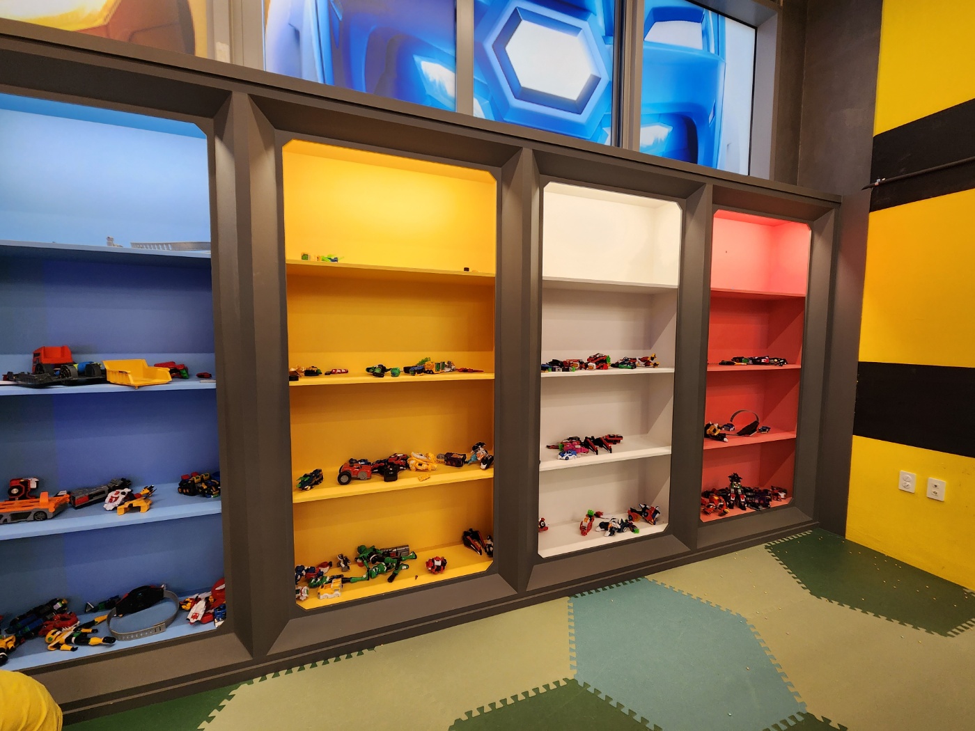 다양한 자동차장난감들