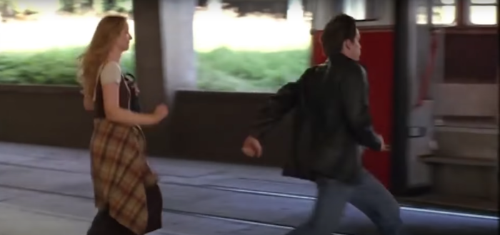 기차에서 내려 탈출을 하는 두 사람 (영화 '비포 선라이즈')