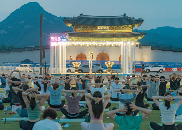 광화문 달빛요가 진행 하는 모습