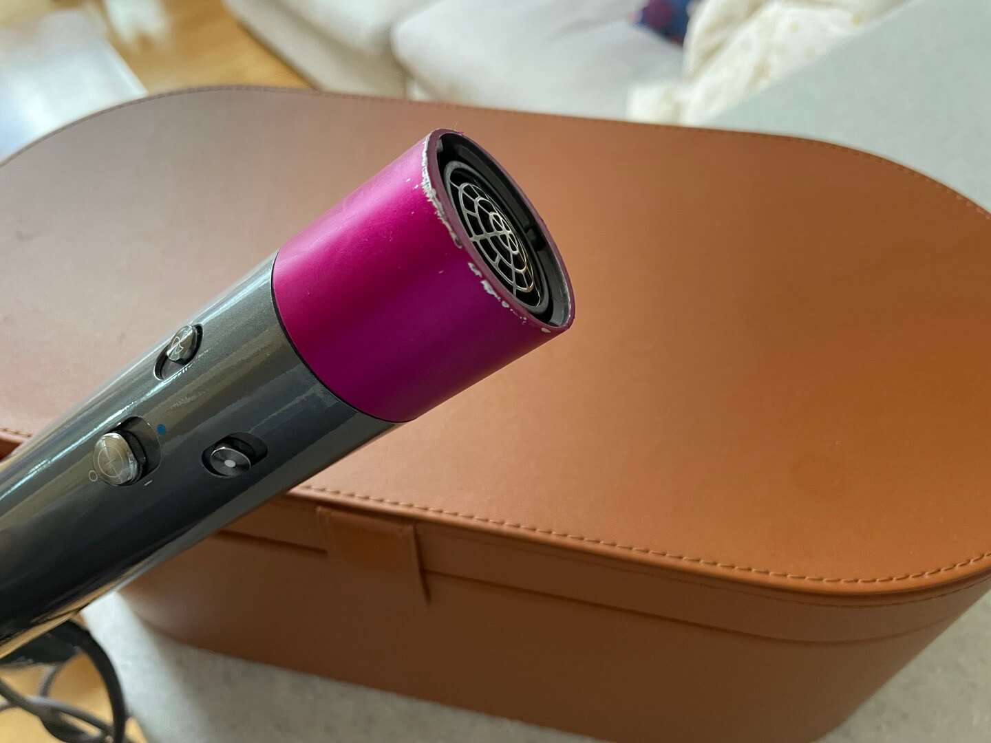 바디 끝 부분 스크레치 사진