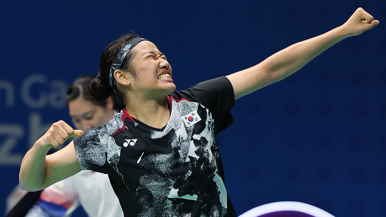 안세영 선수가 팔을 쭉 뻗고 있다.