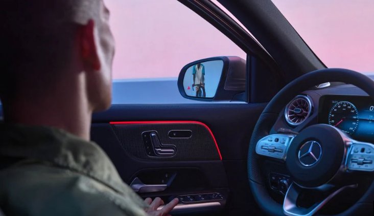 이 사진은 벤츠 EQA의 실내의 모습을 나타낸 사진입니다