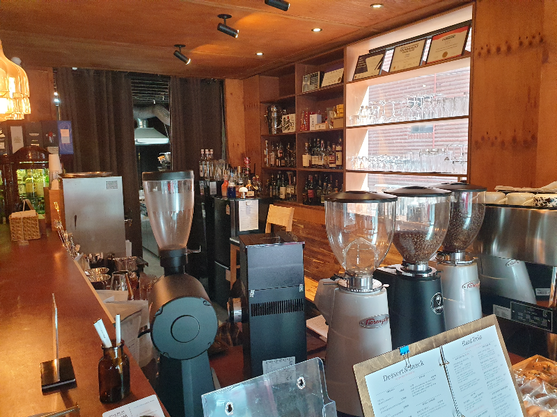 커피 머신과 여러대의 커피 그라인더가 놓여 있는 공간