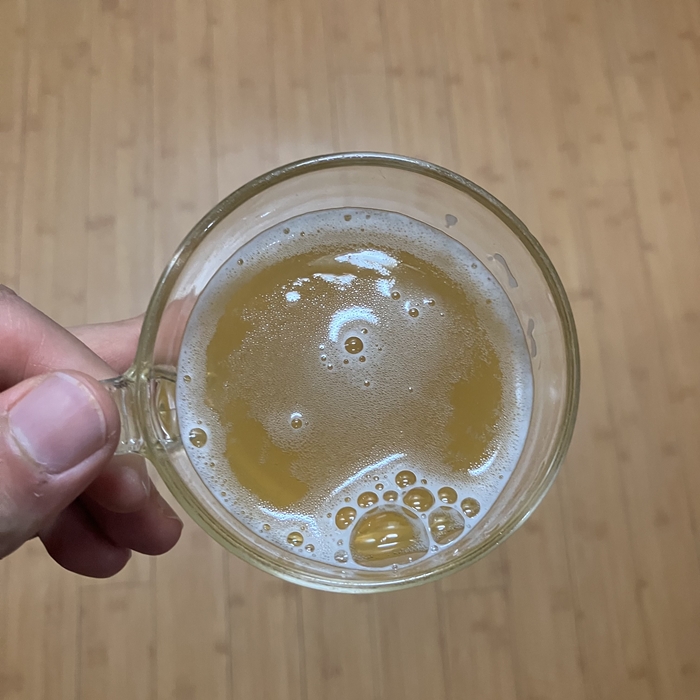 유통기한이 지난 블랑 1664 맥주를 유리잔에 따른 모습｜윗면에서 본 밝은 밀맥주 색상과 거품 상태