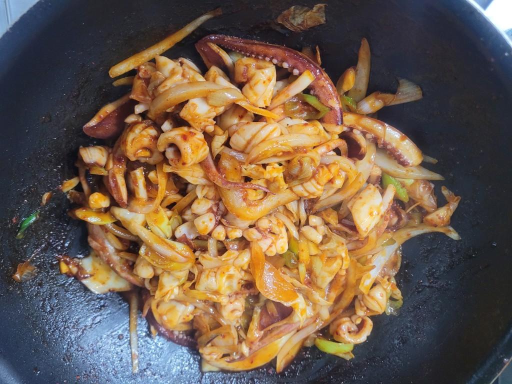 강불에서 마무리된 불향 오징어볶음, 후라이팬 안 최종 상태