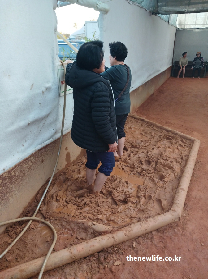 겨울철 맨발로 황토와 직접 접촉할 수 있는 구리 장자호수공원 실내 황토 체험 구간