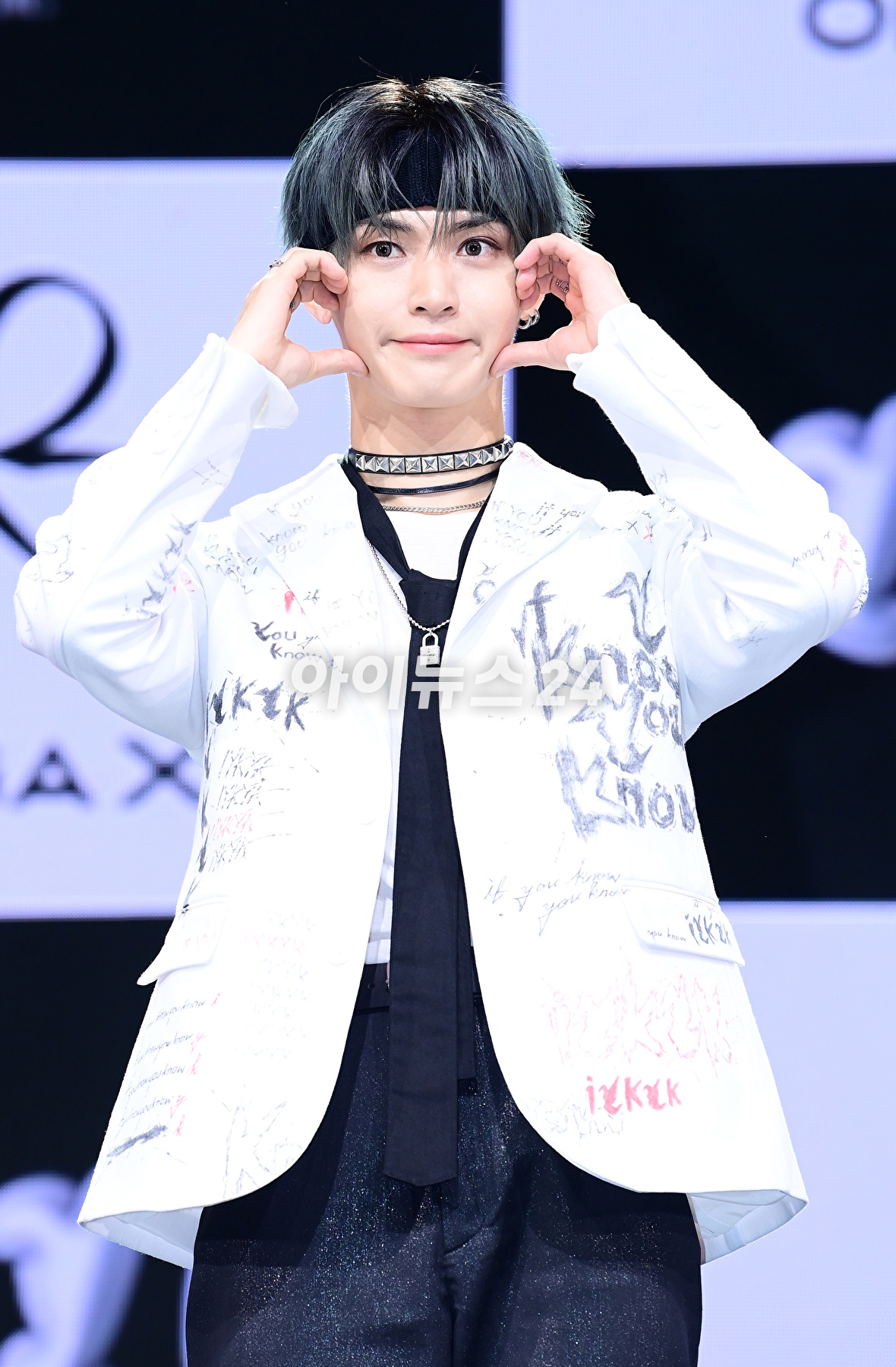 그룹 오메가엑스가 7일 오후 서울 광진구 예스24라이브홀에서 열린 오메가엑스(OMEGA X) 세 번째 미니앨범 'iykyk(if you know, you know)'(이프 유 노, 유 노) 발매 기념 쇼케이스에서 타이틀곡 '정크 푸드'(JUNK FOOD) 무대를 선보이고 있다. [사진=정소희 기자]