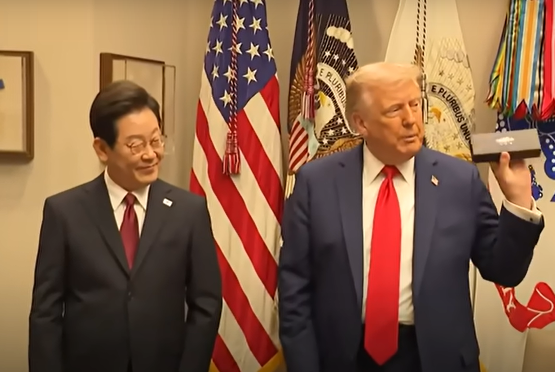 이재명 볼펜, 트럼프 볼펜, 이재명 펜, 트럼프 펜, 펜, 골프채, 볼펜, 이재명 대통령, 트럼프 대통령, 선물, 펜 선물, 볼펜 선물