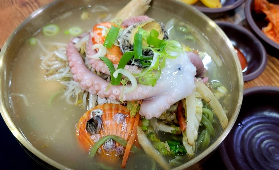 낙지와 가리비, 새우가 들어간 6시내고향 울산 돌미역닭칼국수