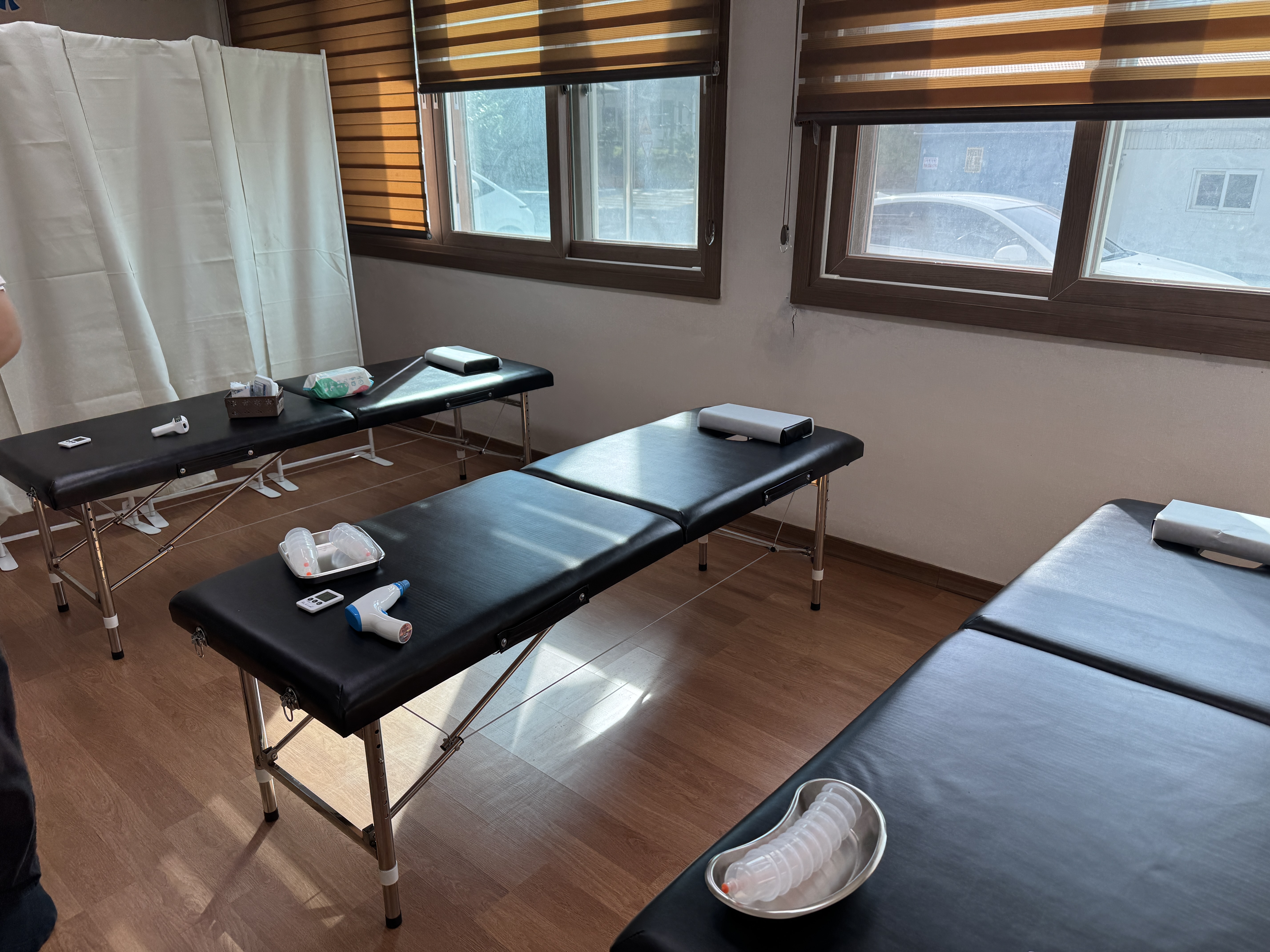 침구와 부항기가 준비된 봉사 현장 내부 세팅