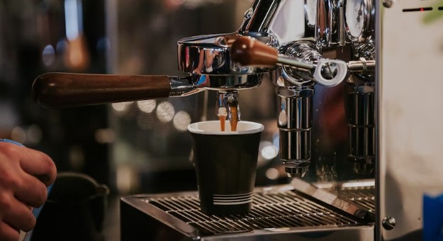 커피를-추출하고-있는-이미지