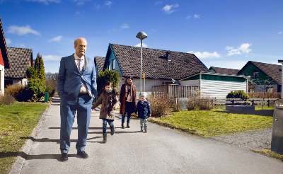 한 마을에 노년의 남자와 아이들이 있는 풍경