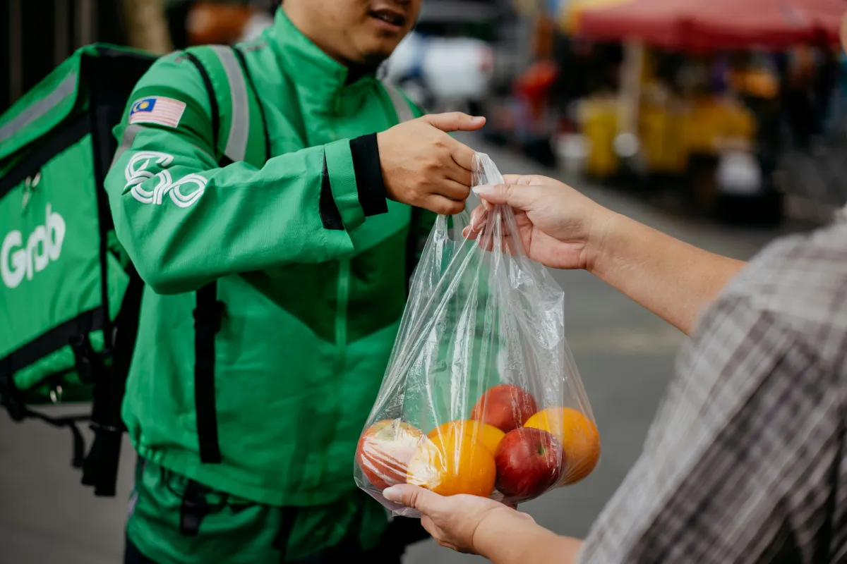 배달기사-음식-전달-사진