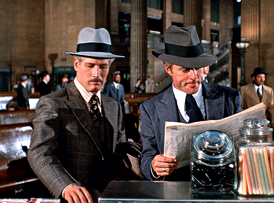 영화 '스팅'에서 폴 뉴먼과 로버트 레드포드가 함께 나온 장면이예요. 로네건 역할로 나온 로버트 쇼를 상대로 사기를 치기 위해 준비 단계의 장면