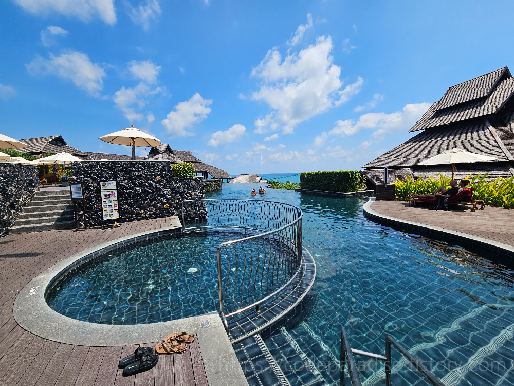 ํธํ
์ฌ์ง