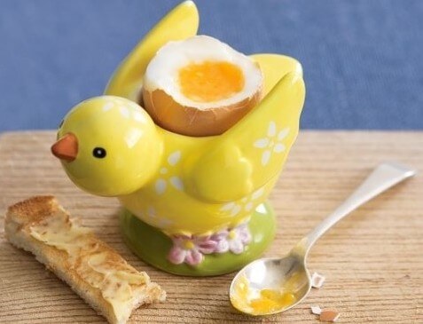 병아리-모양의-거치대-위에-삶은-달걀이-놓여져-있는-사진