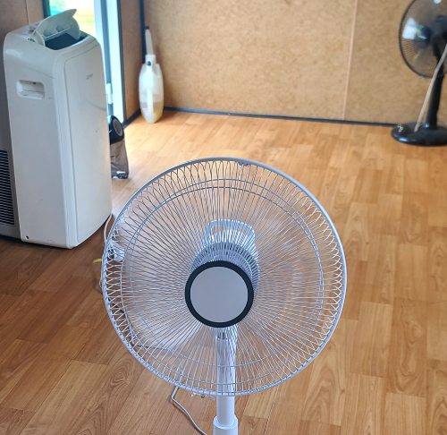 농촌체류형 쉼터에서 사용하는 선풍기와 설치 예정인 에어컨 모습
