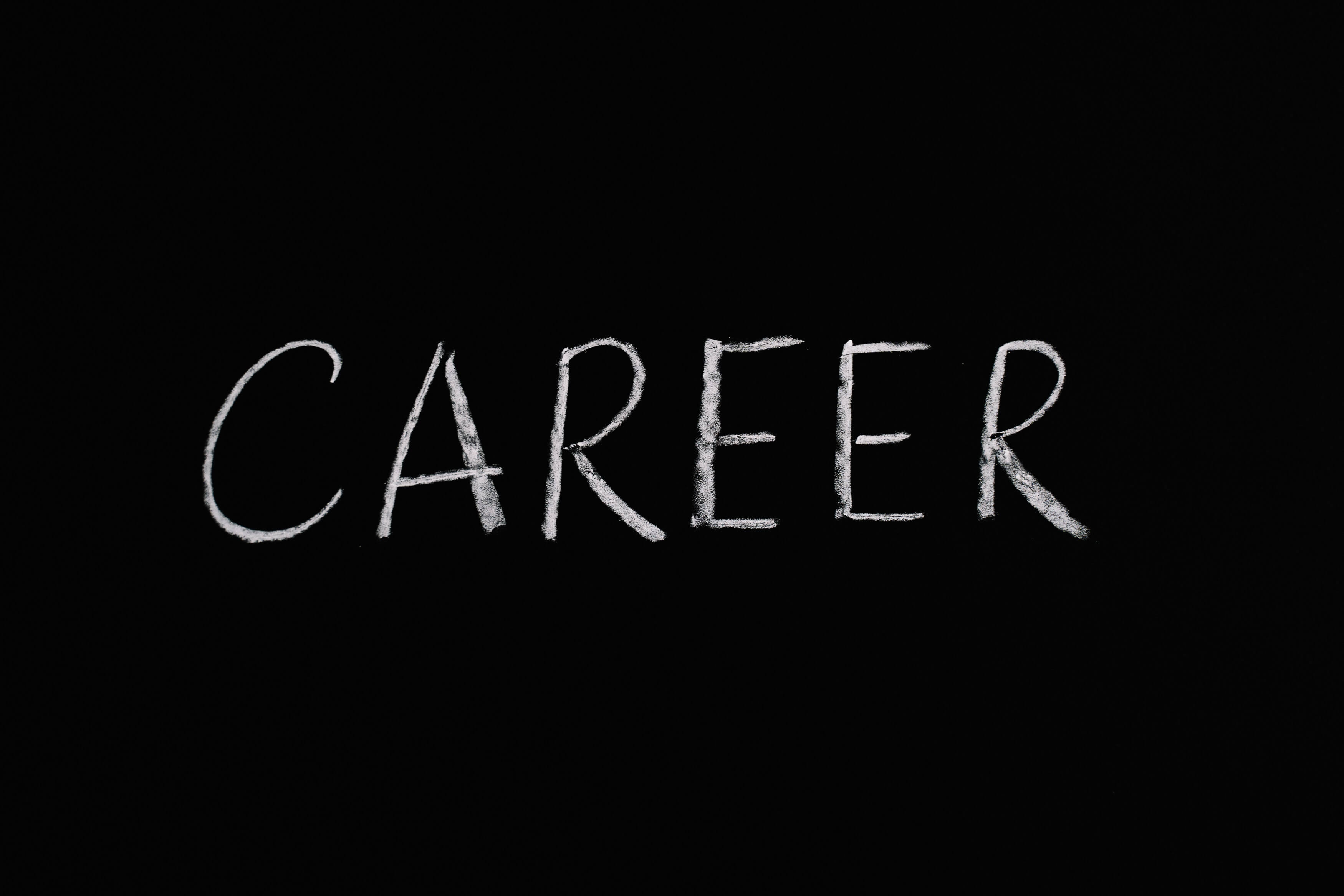career 라고 칠판에 적혀있는 장면