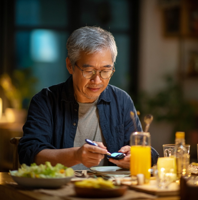 혈당검사를 하는 할아버지