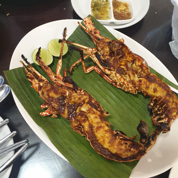 랍스터로 판매되는 대형 새우 버터구이. 바나나 잎에 올려져있다.
