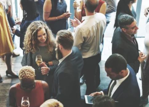 가능한 대화를 많이 하면 천천히 마시기