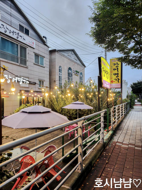 하남 미사장어명가 저녁 분위기&amp;#44; 야외 테라스와 전구 조명