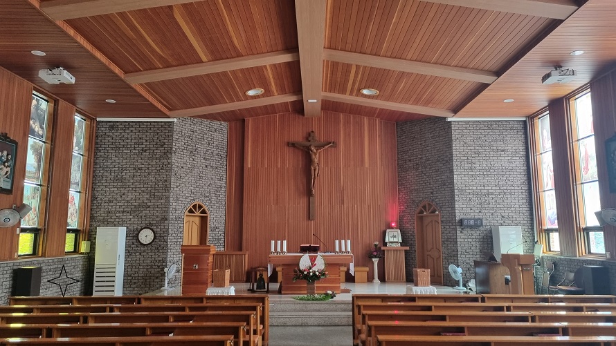 대구 남산성당 십자고상, 제대, 제단, 스테인드글라스, 십자가의 길 사진입니다.